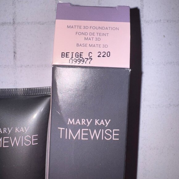 Mary Kay TimeWise Matte 3D Foundation 1 fl. oz. Beige C 220 - Picture 2 of 3